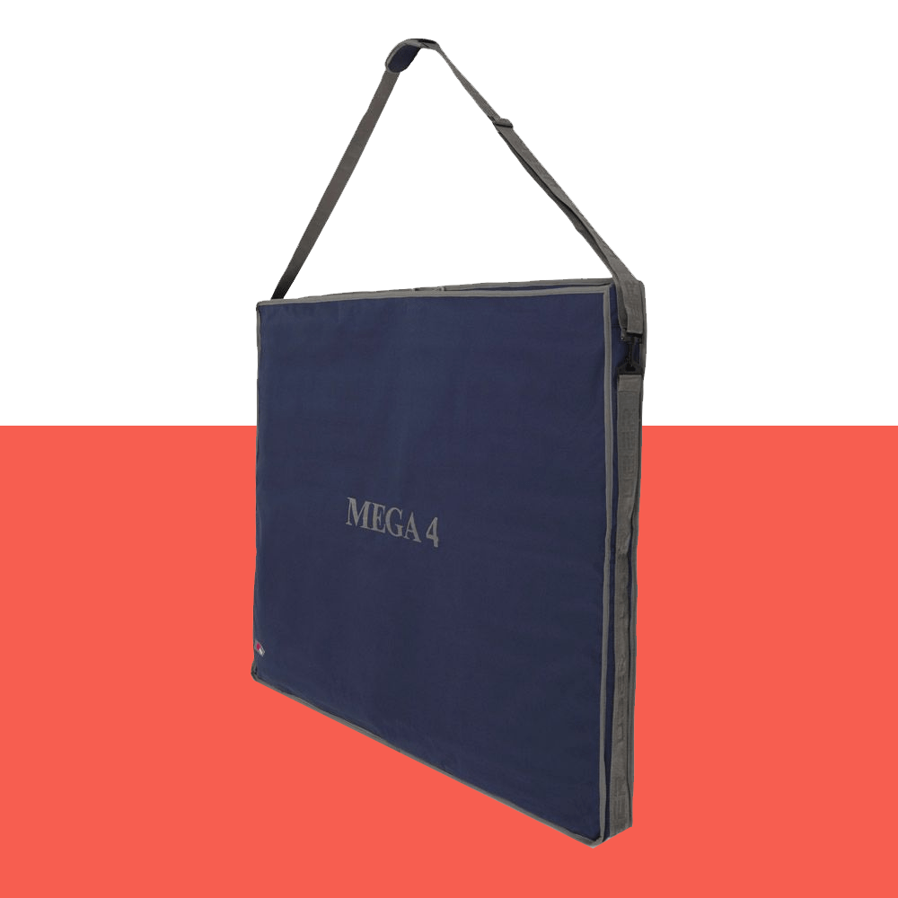 "Carrying bag for the Mega 4 game, in navy blue with a shoulder strap, displayed against a red background."