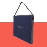 "Carrying bag for the Mega 4 game, in navy blue with a shoulder strap, displayed against a red background."
